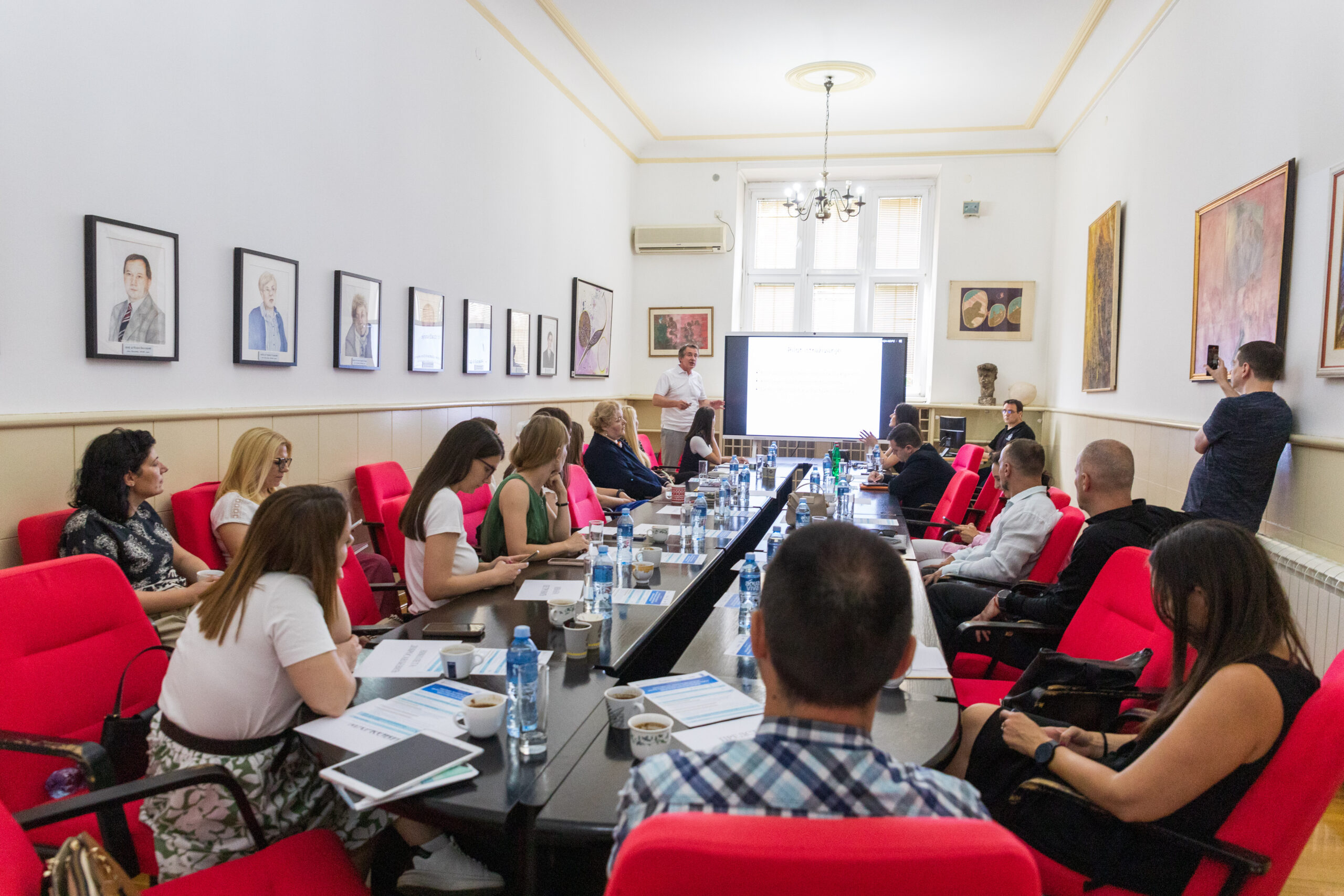 „НАСТАВА ПО МЕРИ БУДУЋНОСТИ: ОБУКА НАСТАВНИКА ЗА ИМПЛЕМЕНТАЦИЈУ ВЕШТАЧКЕ ИНТЕЛИГЕНЦИЈЕ“